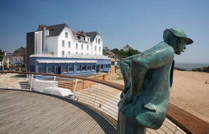 Estatua del Sr. Hulot en Saint-Marc-sur-Mer con el Hotel de la Plage. Ubicación de la película 'Las vacaciones del señor Hulot' (1953), la película de Jacques Tati.