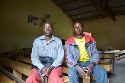 Medouque Azagoua, en el centro, rodeado de sus asitentes: Baldena Azagoua y Bava Warda. Son los últimos tres bi (hacedores de lluvia) de Ndrock. Se lamentan que el éxodo de jóvenes les privará de sucesores y será el fin de su cultura y religión. 

