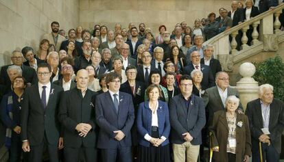Familiares y víctimas del franquismo posan con los diputados tras la votación.