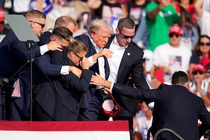 Donald Trump abandona el escenario del mitin de campaña tras el ataque en Butler (Pensilvania). 