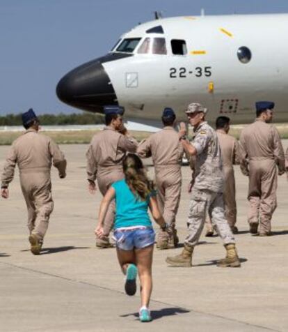 La hija de un militar le despide en Morón al partir para la Eunavfor.