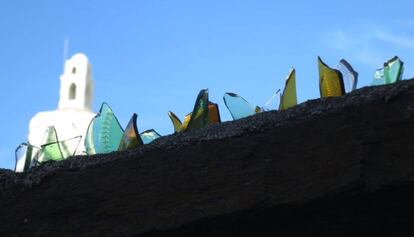 Un mur amb cristalls a Cadaqués.