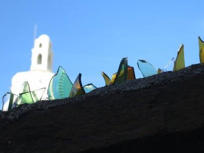 Remate de un muro con cristales en Cadaqu&eacute;s.