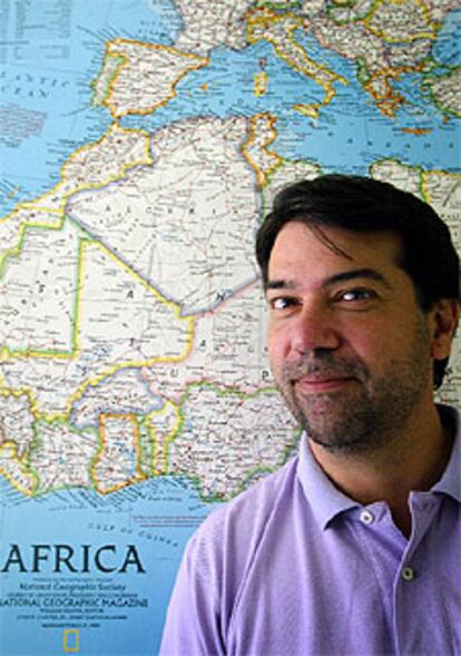 Pedro Alonso, delante de un mapa de África.