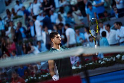 Alcaraz, en el arranque de la final frente a alemán Zverev en el Mutua Madrid Open. 