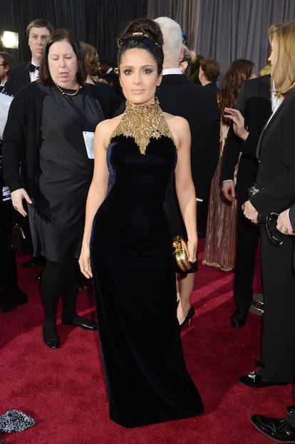 Salma Hayek, que participa como presentadora en la gala, con un vestido de espectacular cuello de Alexander McQueen.