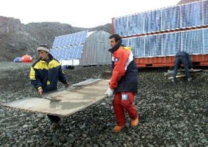 Miembros de la Base Antártica Juan Carlos I ultiman los preparativos para el cierre de sus instalaciones.
