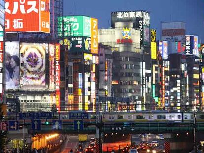 Rascacielos iluminados en el distrito de Shinjuku, en Tokio.