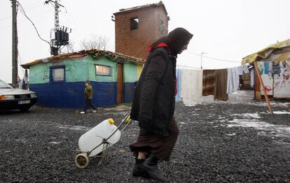 Una mujer transporta una garrafa con agua hacia su chabola del Gallinero en 2010.