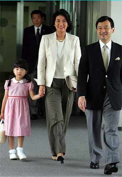 Los príncipes Naruhito y Masako y su hija Aiko, a su llegada a Holanda.