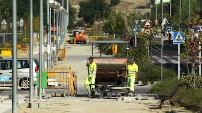 Unos operarios trabajando en una obra en Huelva