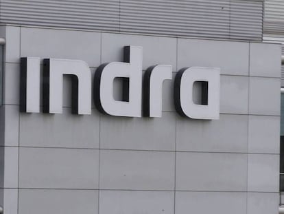 Logo de Indra en la sede de la compañía en Madrid.