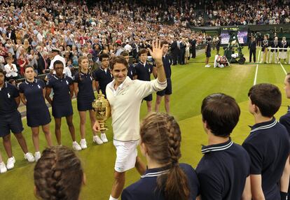 El tenista suizo es aplaudido después proclamarse ganador de Wimbledon 2012.