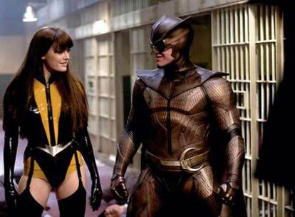Silk Spectre y Búho Nocturno, dos de los personajes principales de <i>Watchmen,</i> en un fotograma de la película.
