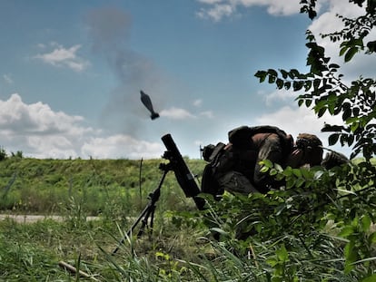 Artem y Serguéi lanzan un mortero hacia posiciones rusas en el frente de Zaporiyia, el día 16.