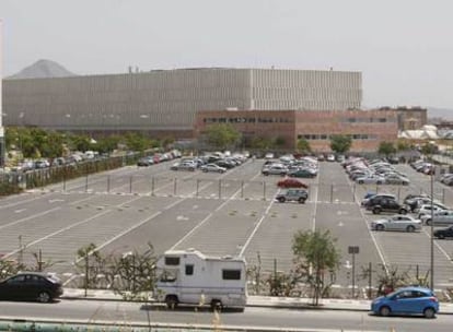 Aparcamiento en superficie junto a la ciudad de la Justicia.