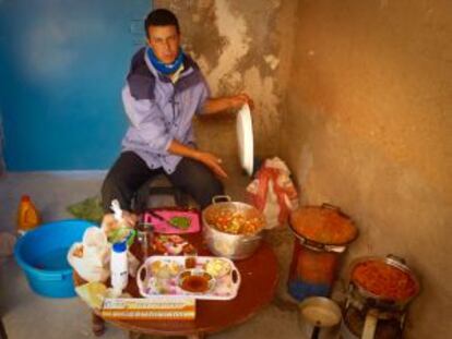 Ismael prepara la comida.