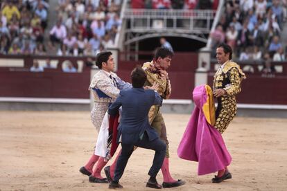 El diestro Jiménez Fortes ayudado por miembros de cuadrilla.