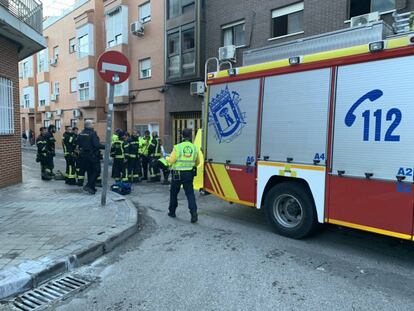 Bomberos y policía, en el incendio de la calle Eulogio Pedrero.