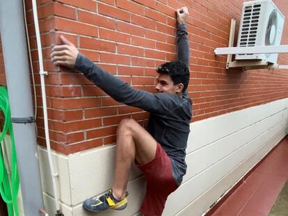 El escalador Alberto Ginés usa la fachada de su casa para ejercitarse.