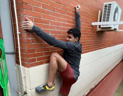 El escalador Alberto Ginés usa la fachada de su casa para ejercitarse.