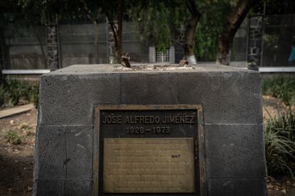 El busto de José Alfredo Jiménez es una de las esculturas robadas en la Plaza de los compositores. 