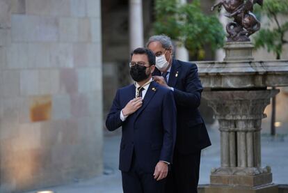 Torra pone la medalla de presidente de la Generalitat a Pere Aragonès.