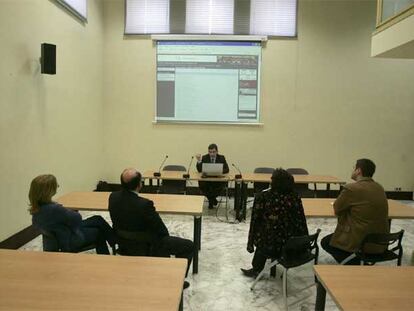 Juan Luis Mazmela, director de Sistemas del Parlamento, presentó la <b><i>web</b></i> renovada a trabajadores de la Cámara y miembros de los grupos el pasado mes de febrero.