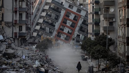 Una mujer camina entre los escombros de varios edificios en Hatay, este viernes.