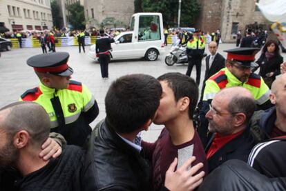 Varios gais se besan en público al paso del Papa en protesta por sus críticas al matrimonio homosexual.