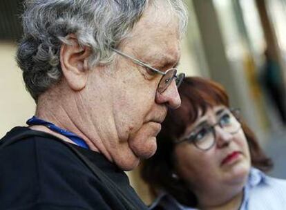 Ian Gibson, junto a la nieta del maestro Dióscoro Galindo en la puerta de la Audiencia Nacional.