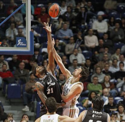 El base del Real Madrid Sergio Llull disputa un balón con el pívot estadounidense del Gescrap Bizkaia D'Or Fischer.