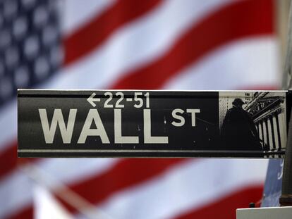 Señal que indica la dirección de Wall Street, a las afuertas de la Bolsa de Nueva York.