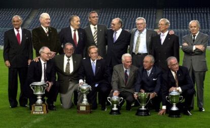 Vila, cuarto por la izquierda abajo, en un homenaje al Barça de las Cinco Copas celebrado en 2002.