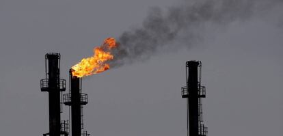 Chimeneas en la refinería de gas y petróleo de Brazi, 60 kilómetros al norte de Bucarest, Rumanía.