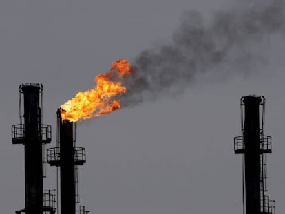 Chimeneas en la refinería de gas y petróleo de Brazi, 60 kilómetros al norte de Bucarest, Rumanía.