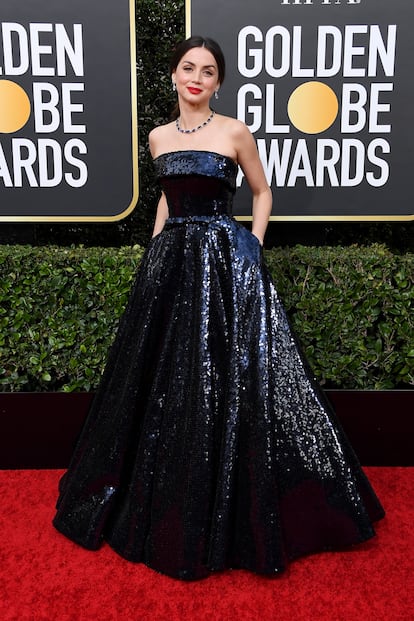 Aunque probablemente uno de sus 'looks' más inolvidables sea este vestido azul noche de lentejuelas de Ralph & Russo. Un diseño a medida con el que acudió a la ceremonia de los Globos de Oro en 2020, nominada a mejor actriz protagonista por comedia o musical por su trabajo en 'Blonde'.