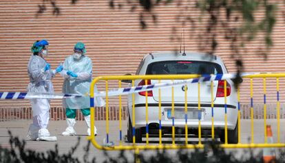 Sanitarios se preparan para administrar los tests rápidos de coronavirus en un recinto habilitado por Madrid Salud en la Casa de Campo, en Madrid este miércoles.