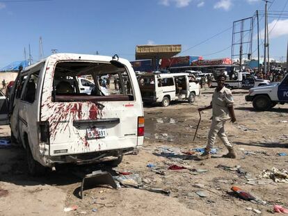 Imagem do local do atentado com carro-bomba neste sábado em Mogadíscio.