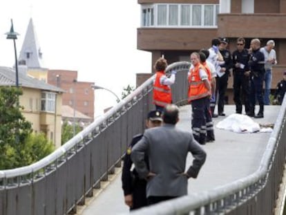 El cadáver de la presidenta de la Diputación y del PP de León, Isabel Carrasco, tapado con una manta en el puente sobre el Bernesga, en León.