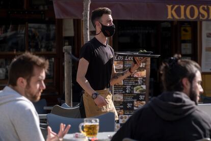 Un camarero atiende unas mesas este jueves en un bar de Sevilla.