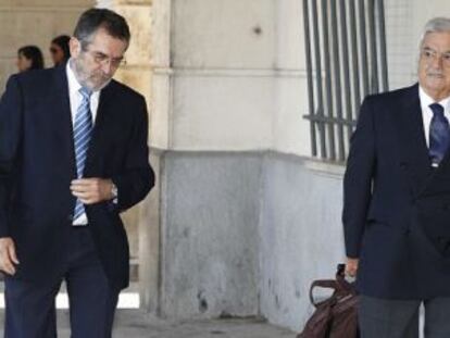 El exdelegado de Empleo en Sevilla Antonio Rivas (centro), junto a su abogado, ayer en los juzgados.