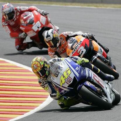 Pedrosa rueda ayer tras Rossi.