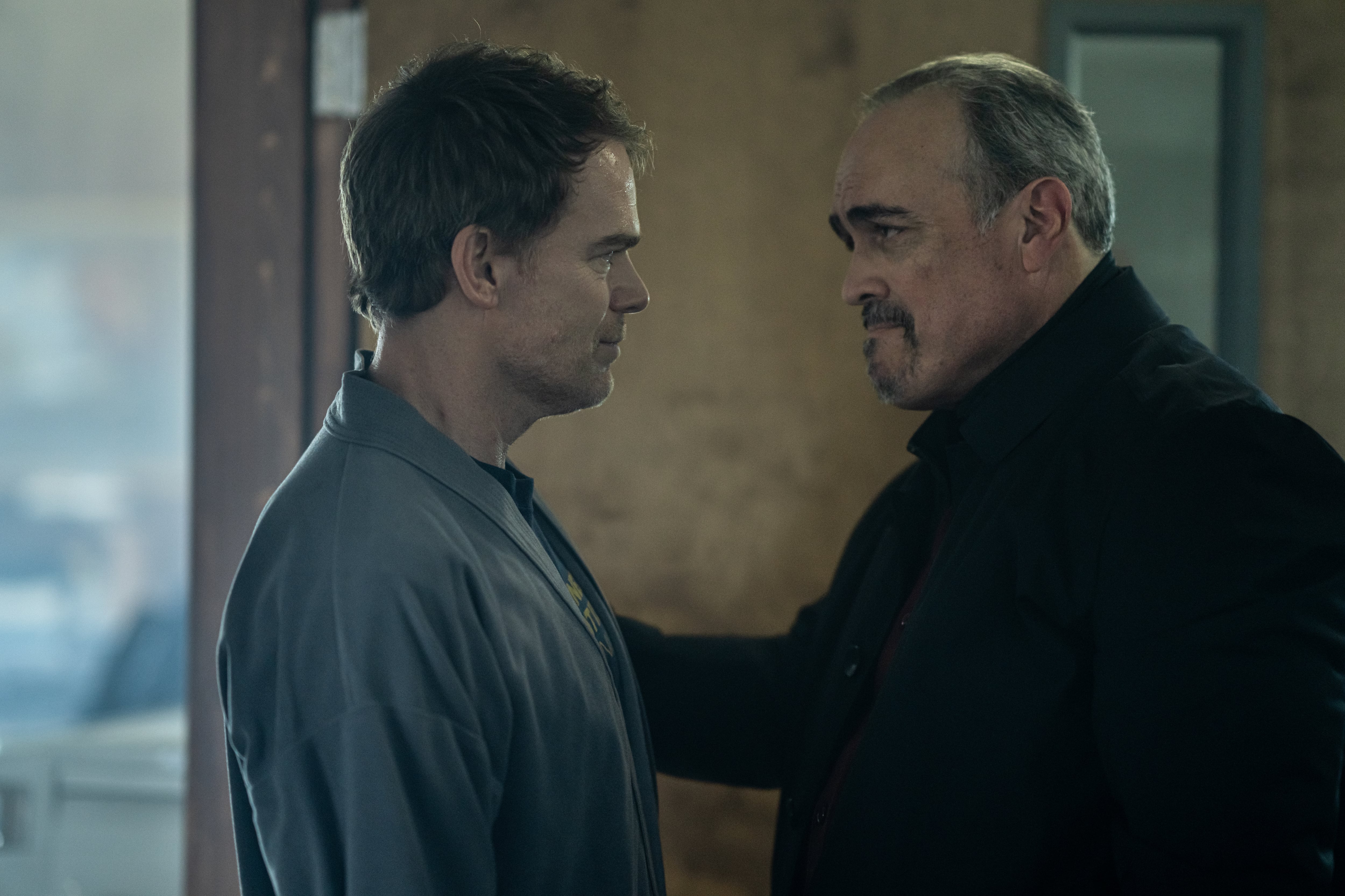 Michael C. Hall y David Zayas, en el primer episodio de 'Dexter: Resurrection'.