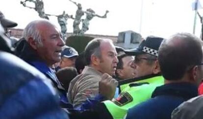 Un agente de seguridad interviene en la riña de Los Molinos por el "homenaje a los caídos".