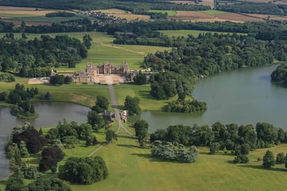 El lago y el puente que dan acceso a Blenheim Palace.