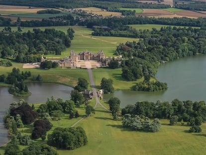 El lago y el puente que dan acceso a Blenheim Palace.