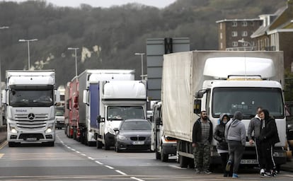 Conductores esperan la reapertura del puerto Dover, este lunes.