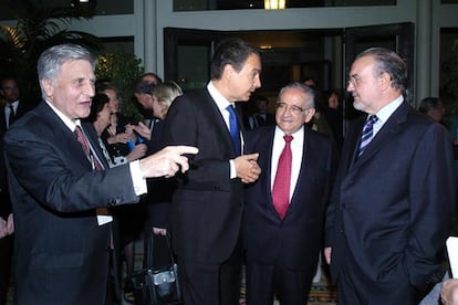 Jean-Claude Trichet junto a José Luis Rodríguez Zapatero, Luis &Aacute;ngel Rojo y Pedro Solbes en una reunión en Madrid del Consejo de Gobierno del Banco Central Europeo en 2006