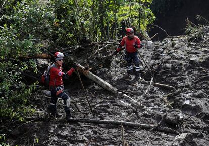 Un equipo de rescate busca víctimas en Cuacuila, Puebla.